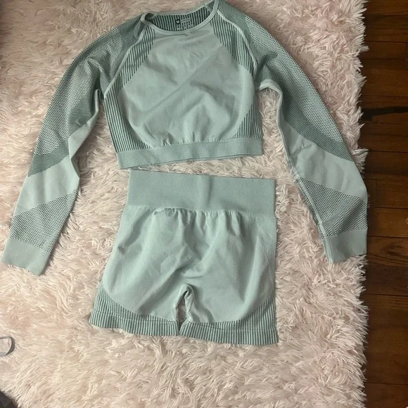 Medium activewear sets bundle - Picture 3 of 7